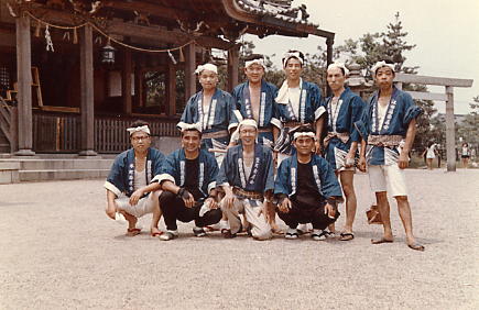 結成当時(S35年頃)の写真 前列左から2番目小口大八氏 前列右から1番目 小口栄一郎氏 前列右から2番目 保位保氏