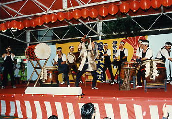 平成8年、大四日市まつり 近鉄四日市前のふれあい広場ステージにて